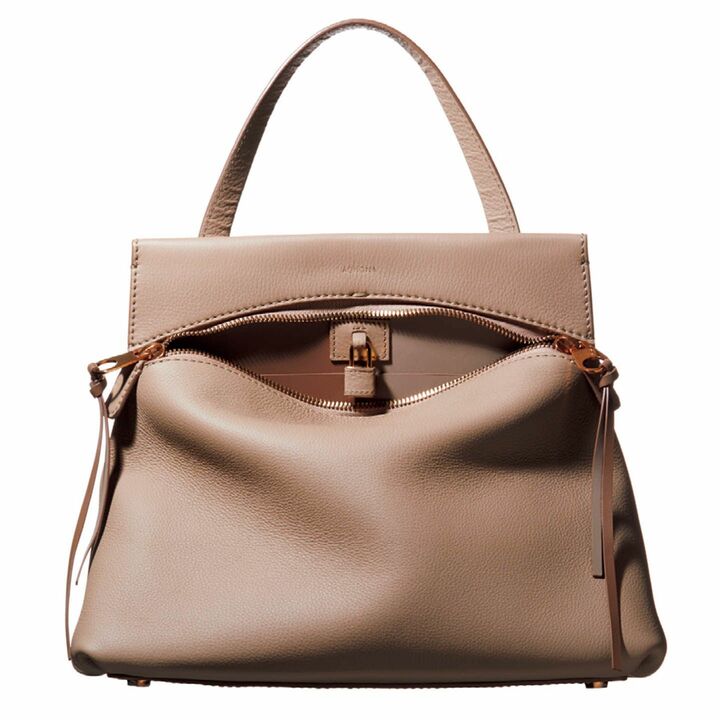 「セグレタ」￥243,000【縦27×横36×マチ13cm】［カーフレザー×ナッパレザー］（三喜商事〈アニオナ〉）　[Precious2019年5月号123ページ]