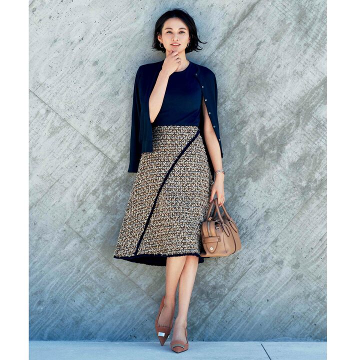 カーディガン￥32,000・ニット￥24,000（リーミルズ エージェンシー〈ジョン スメドレー〉）　スカート￥112,000（ストラスブルゴ〈ストラスブルゴ〉）　ピアス￥43,000・バングル［上から］￥123,000・￥130,000（ウノアエレ ジャパン〈ウノアエレ〉）　バッグ￥236,000（トッズ・ジャパン）　靴￥93,000（セルジオ ロッシ）