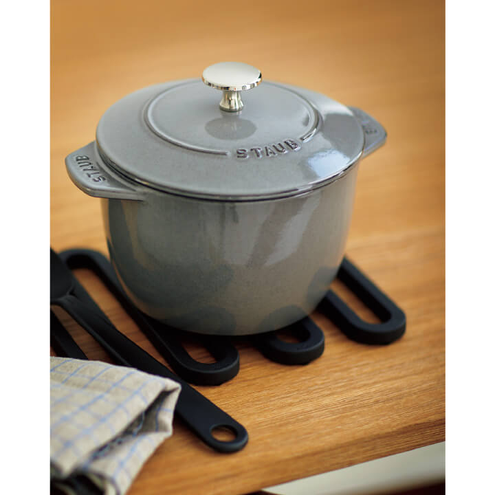 ストウブの鍋「ラ・ココット DE GOHAN」【Mサイズ】￥19,000・メニューの鍋敷き「ウェーブトリベット」￥6,800・エヴァトリオの耐熱サービングスプーン￥2,000（リビング･モティーフ）、その他／私物　[Precious2019年2月号117ページ] 