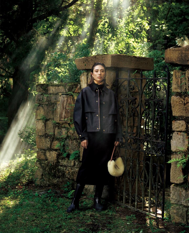 セリーヌのウエアを着用したモデルの土屋巴瑞季さん