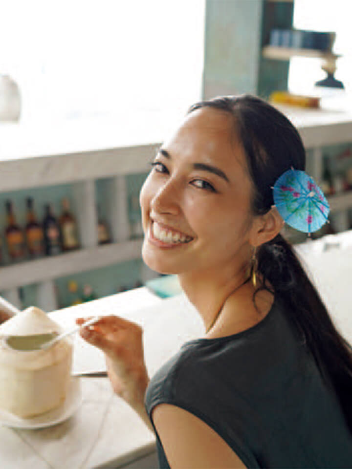 ココナッツジュースを飲む立野リカさん