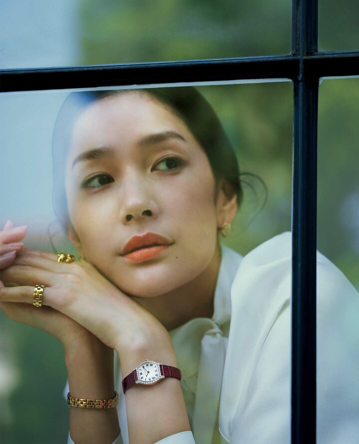 カルティエの時計『トーチュ』を着用したモデルの大塚まゆかさん
