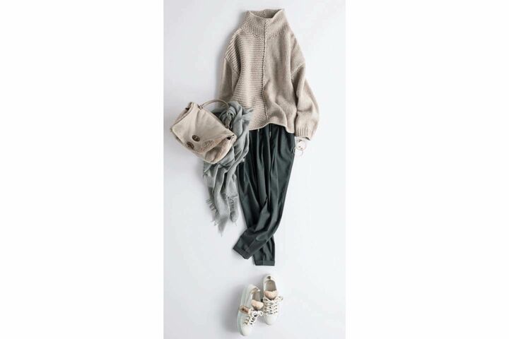 ニット￥95,000（ウールン商会〈ファビアナ フィリッピ〉）パンツ￥39,000（三喜商事〈イレブンティ〉）、バッグ￥110,000（エストネーション〈ザネラート〉）、ストール￥39,000（ボーダレス〈ベグアンド コー〉）、バングル［上・下］各￥240,000（ティファニー･アンド･カンパニー･ジャパン･インク）、靴￥143,000（トッズ･ジャパン）