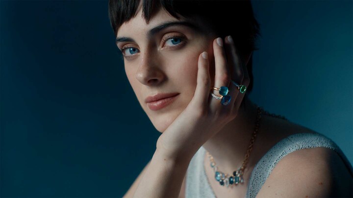 ポメラートの「ヌード」ジュエリーを着用した女性