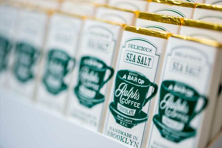 お土産にもぴったりの、オリジナルチョコレート。チョコレートバー［10oz］￥700・［20oz］￥1,300