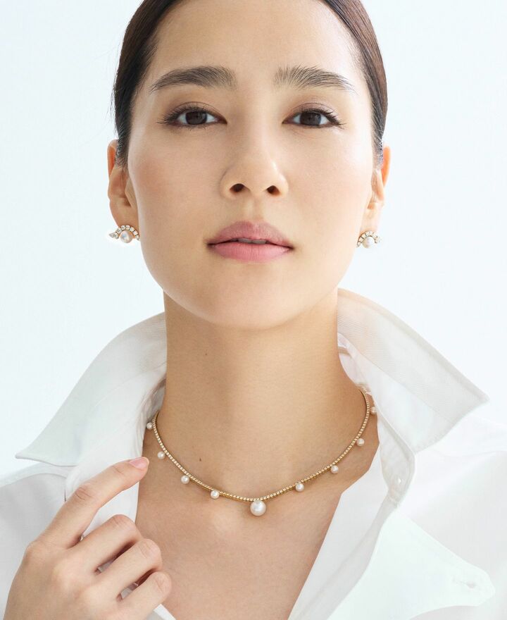 『プリヴェ』コレクション ネックレス［YG×DIA×パール］￥4,400,000・ピアス［YG×DIA×パール］￥2,750,000（リトルリーグ インク〈ミズキ〉）　シャツ￥72,600（ロンハーマン〈セブリン〉） 