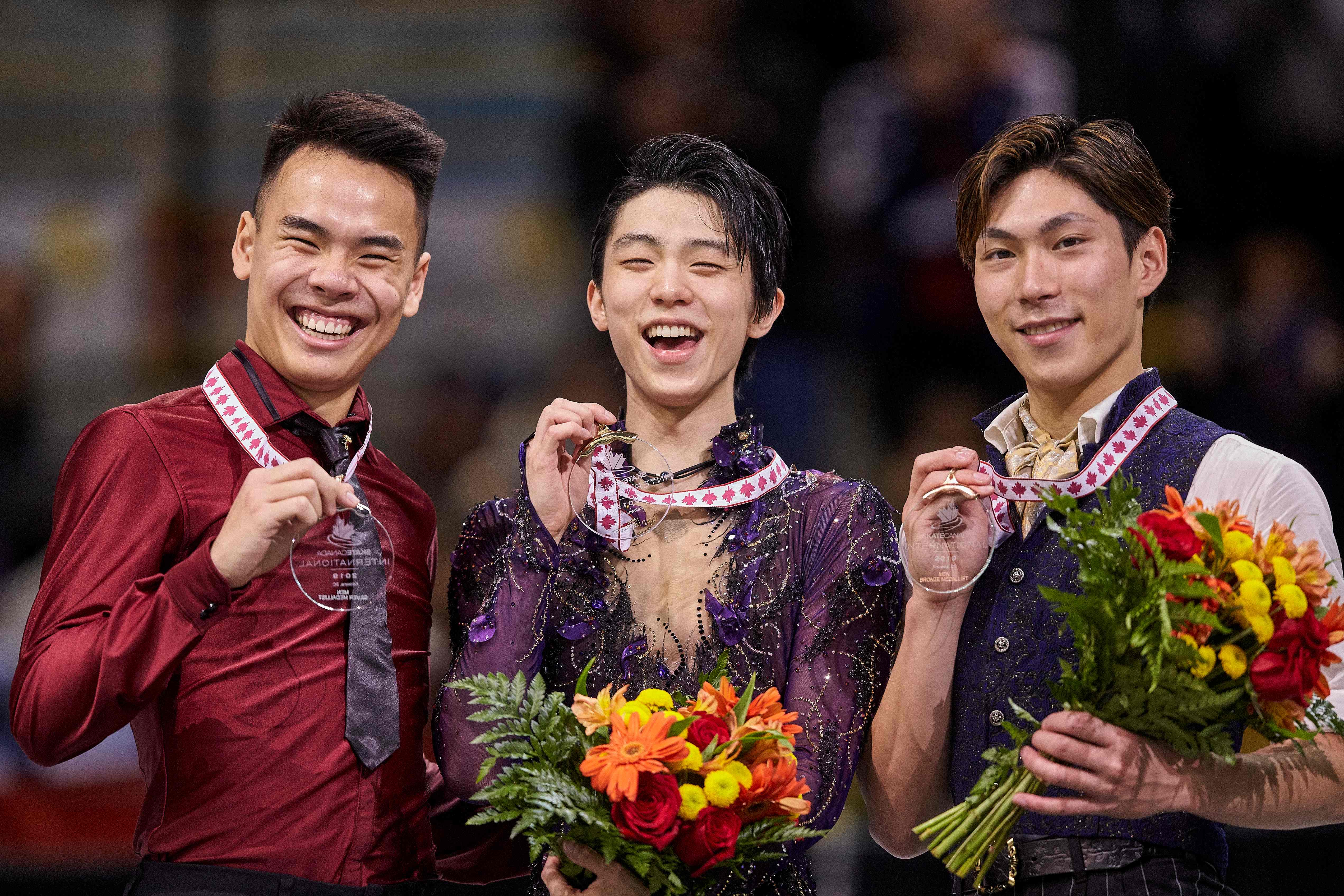 表彰台での羽生結弦選手。2位のナム・ニューエン選手、3位の田中刑事選手と共に。 写真:AFP/アフロ
