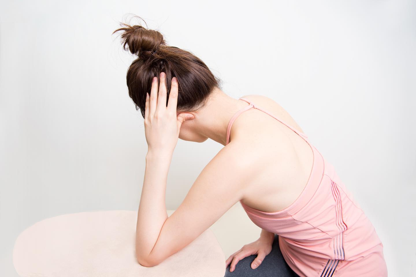 親指を「風池」の位置に当てて机に肘をおき、寄りかかるようにグーッとプッシュする