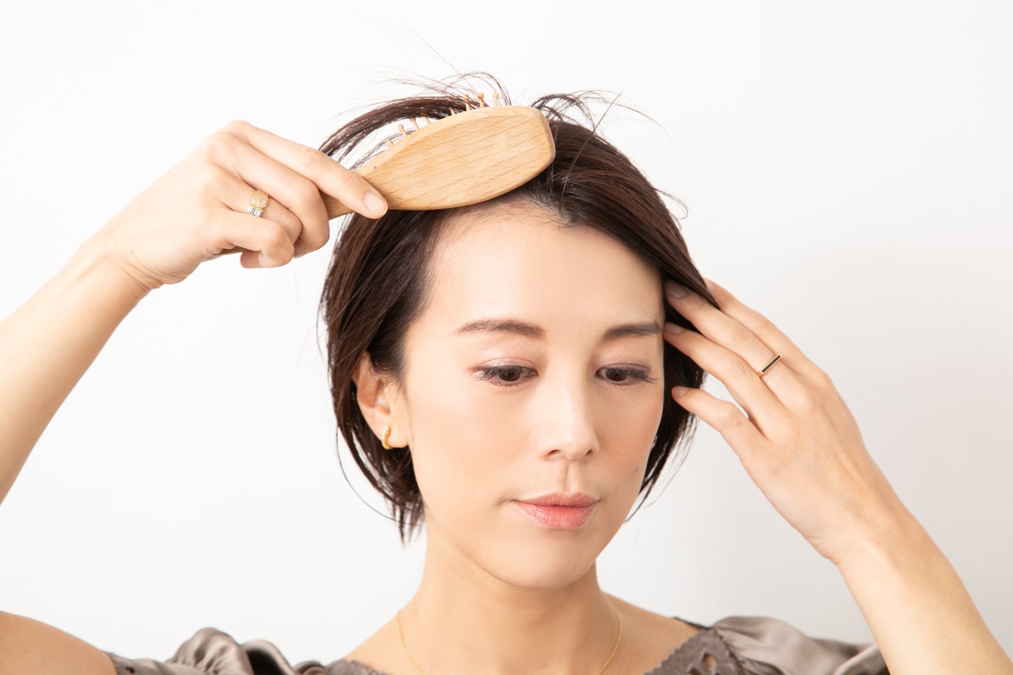 タオルドライしたら、頭皮用ブラシで根元から全体をブラッシングして、自然な立ち上がりをつける。