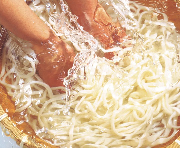 うどん ※写真は、「ざるうどんと生醤油 讃岐うどんセット」(さぬきうどんの亀城庵)