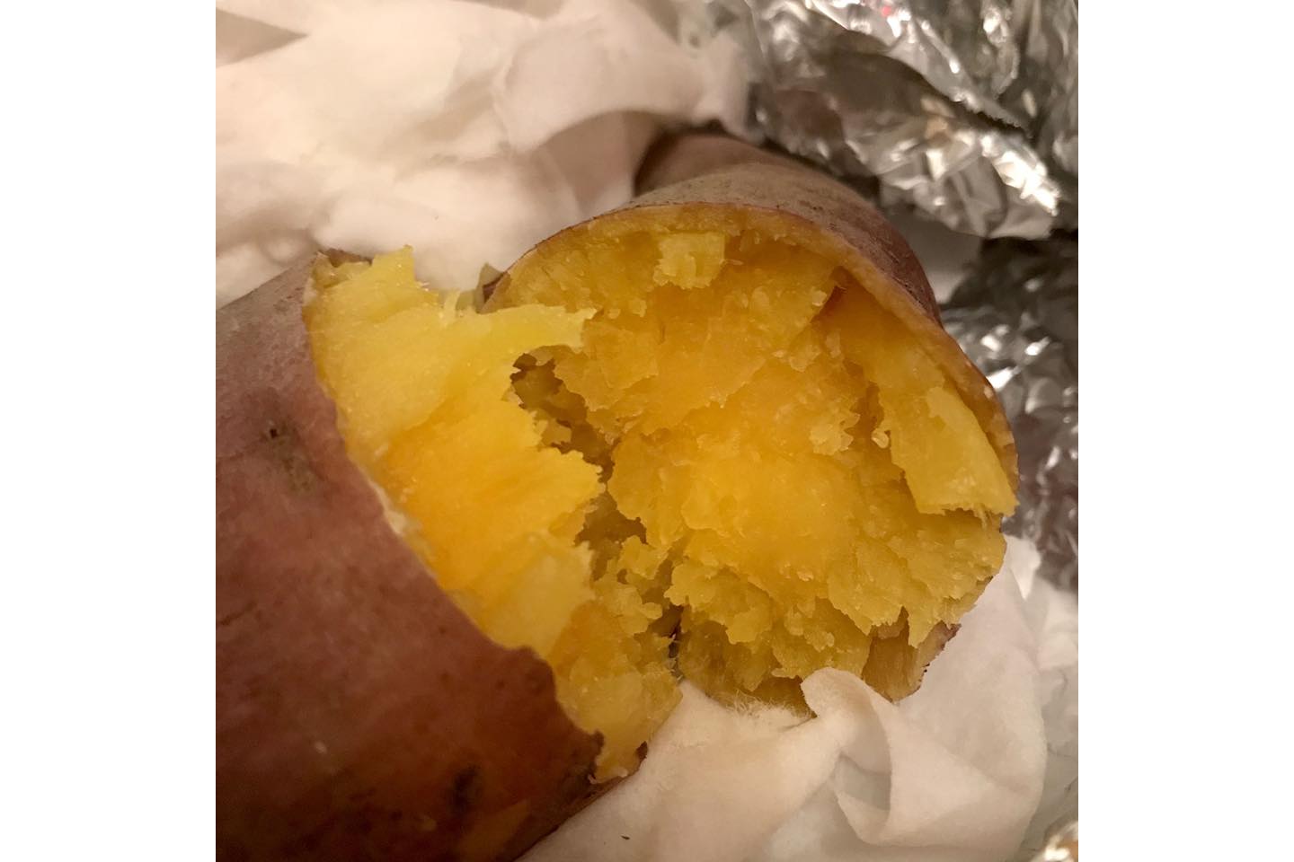 前シーズンと比べると、立派な大きさにつくれたサツマイモをホイル焼きに。ほくほく甘くて、最高です!