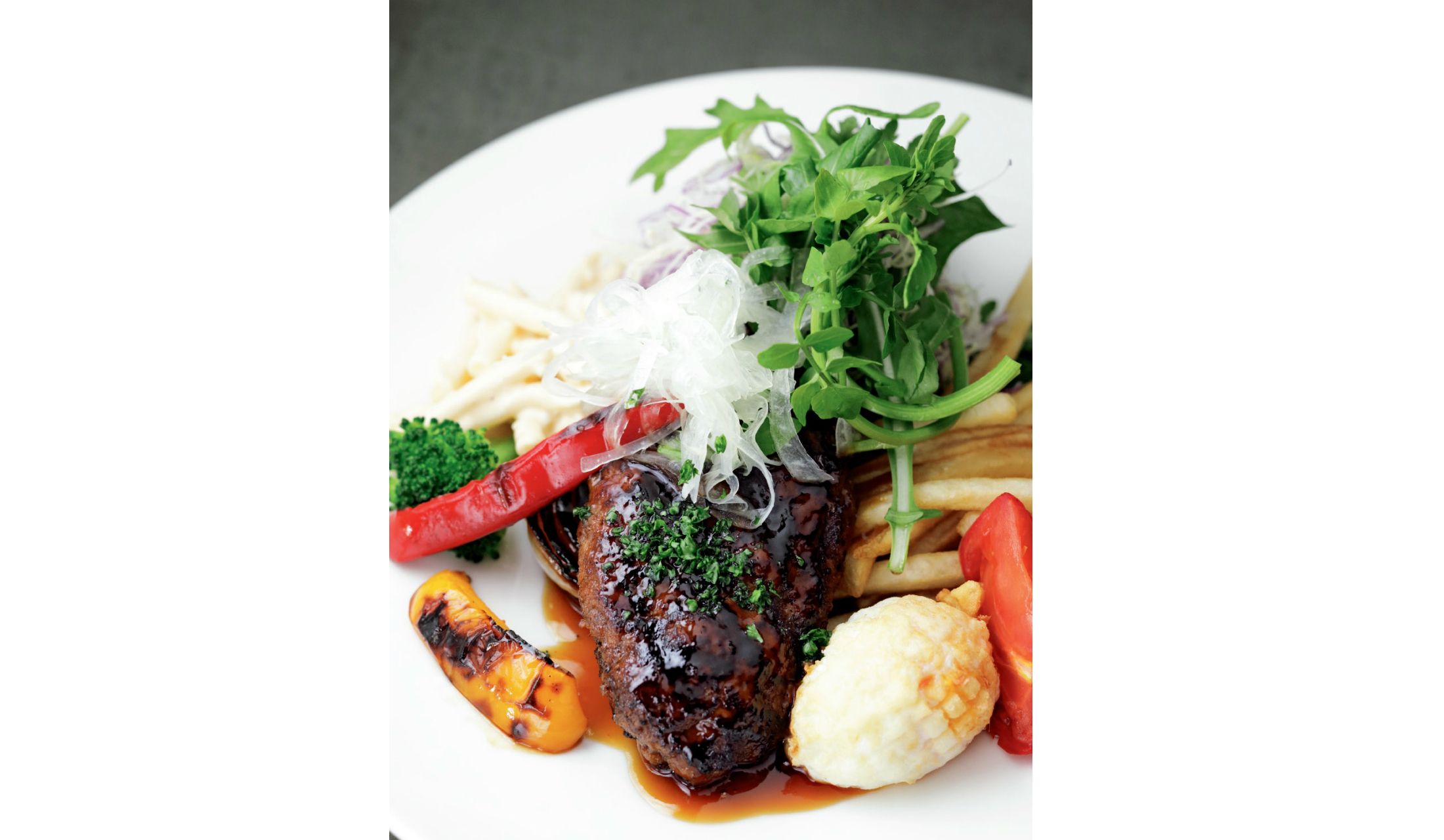 「西洋酒樓 六堀」特選ハンバーグ¥1,500(税込)