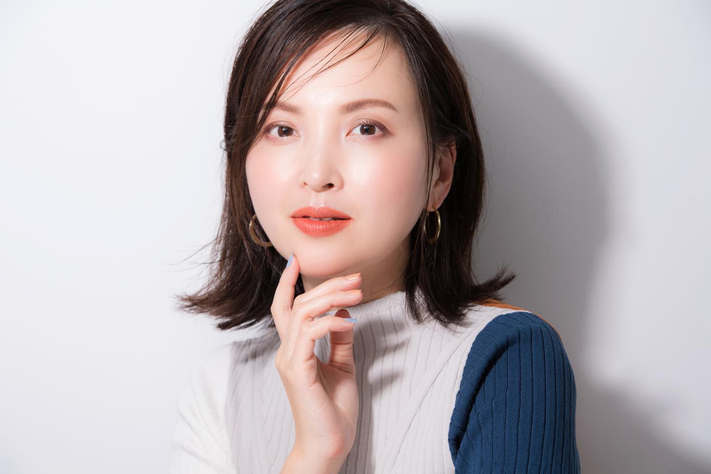 ハイライトで高さを出すことで丸みが緩和。パーツの美しさが際立つあか抜けフェイスに。
