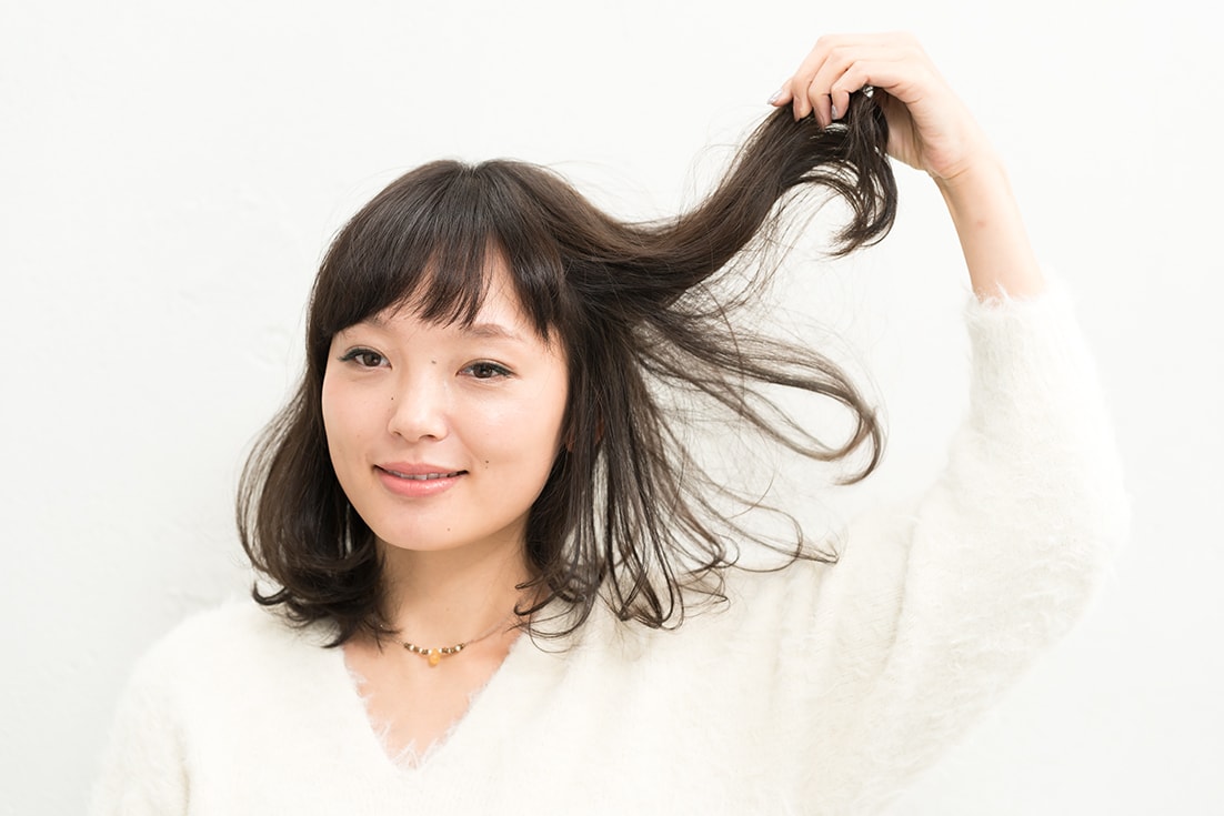 ワックス後に毛束をつまみ上げる