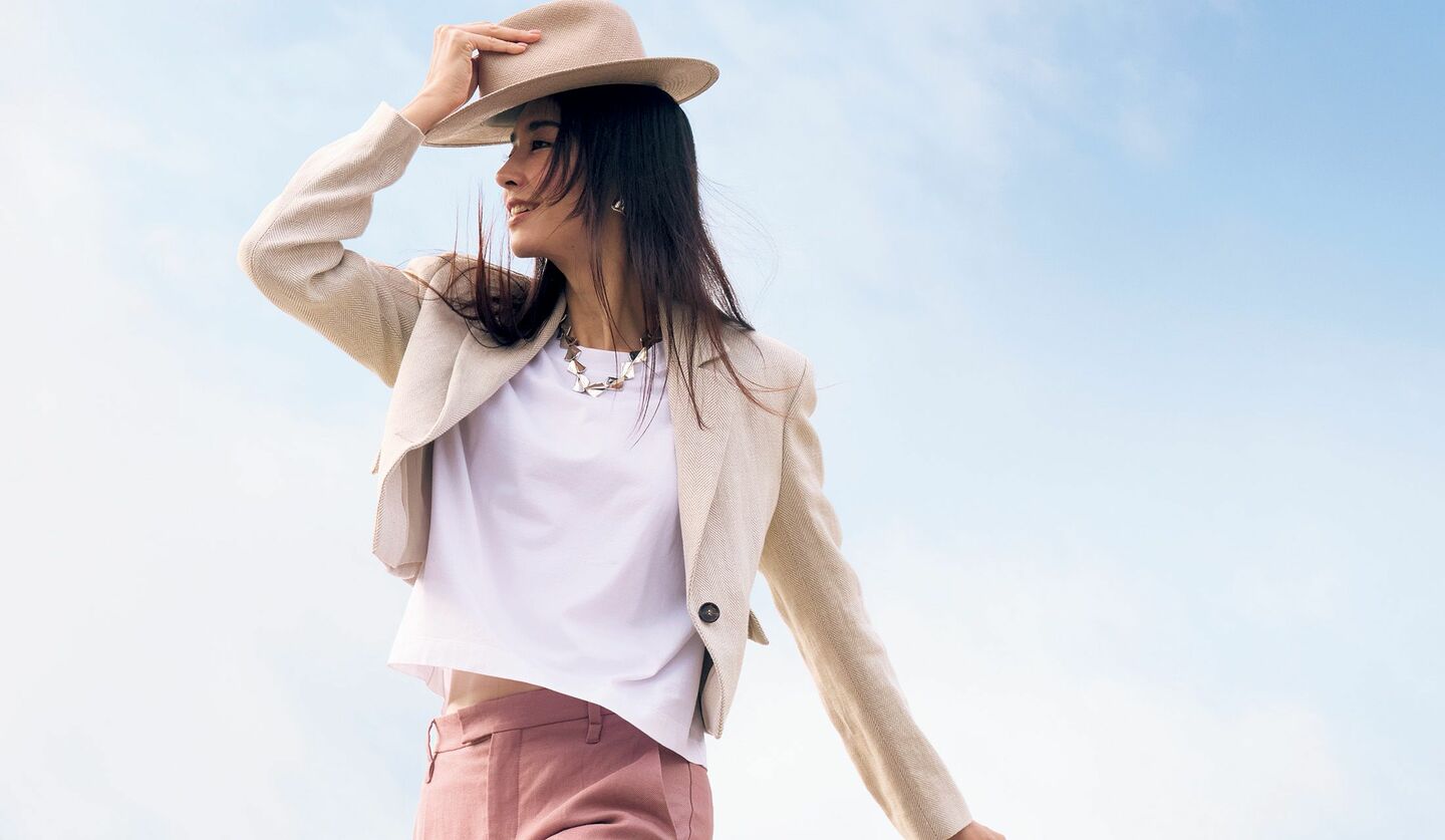 「ブルネロ クチネリ」のクロップドジャケットとTシャツ、パンツ、帽子を着用したモデルの立野リカさん