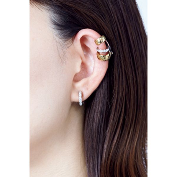 アレンジすると…耳の脇のラインに沿って、3連を挟み込むようにつけると、カジュアル感が高まる。