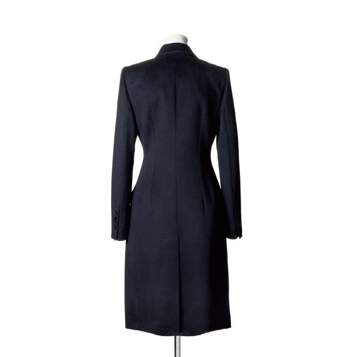 背中のカーブにフィットする立体的なシェイプラインで後ろ姿まで圧倒的にエレガント！　[Precious2018年10月号251ページ] 