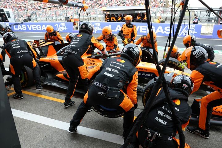 レース中、すりへったタイヤすべてを一瞬で交換。車両の上げ下げ、タイヤの取り外し、タイヤの取り付けを行うすべてのクルーが寸分のずれもなく作業する瞬間を、パドッククラブなら間近で見られる！