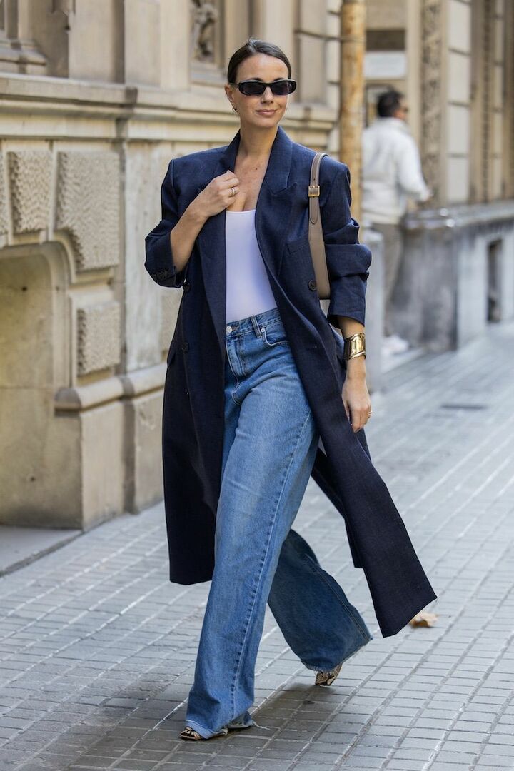 コートの袖をブラウジングするひと手間でこなれ感を倍増。