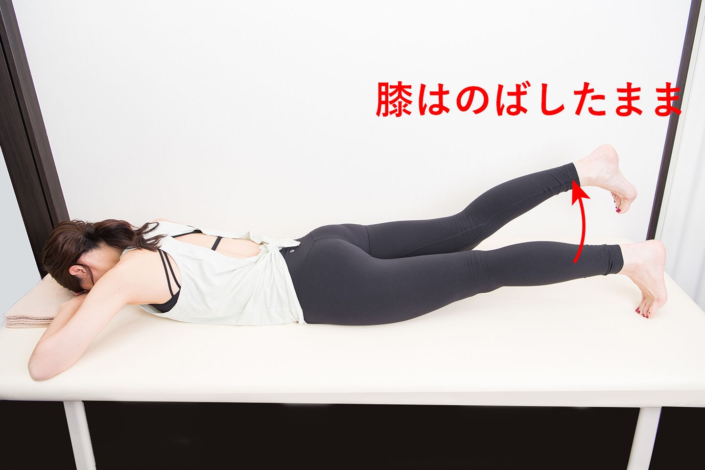 片方の脚を付け根から上げ下げしている