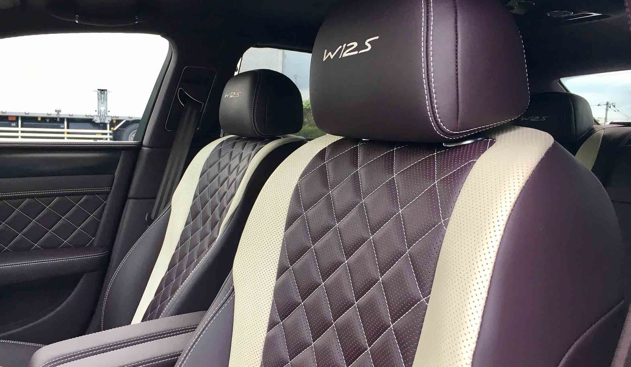 内装もダムソンカラーを組み合わせた2トーンでコーディネート。レザーの素材の良さが引き立つ。