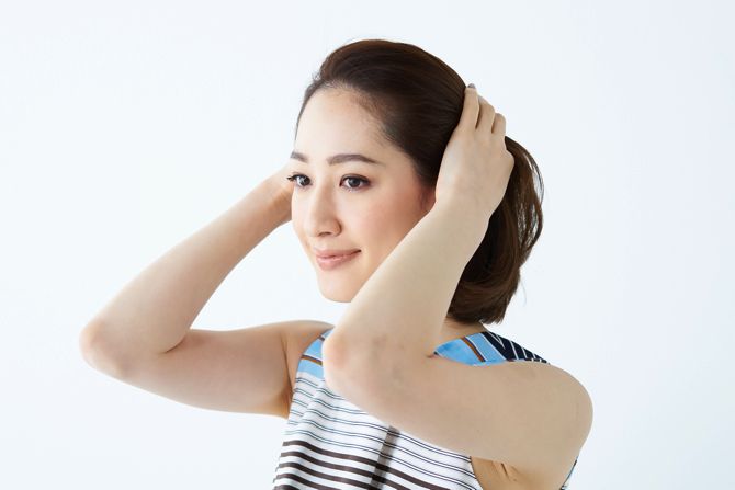手ぐしでまとめる