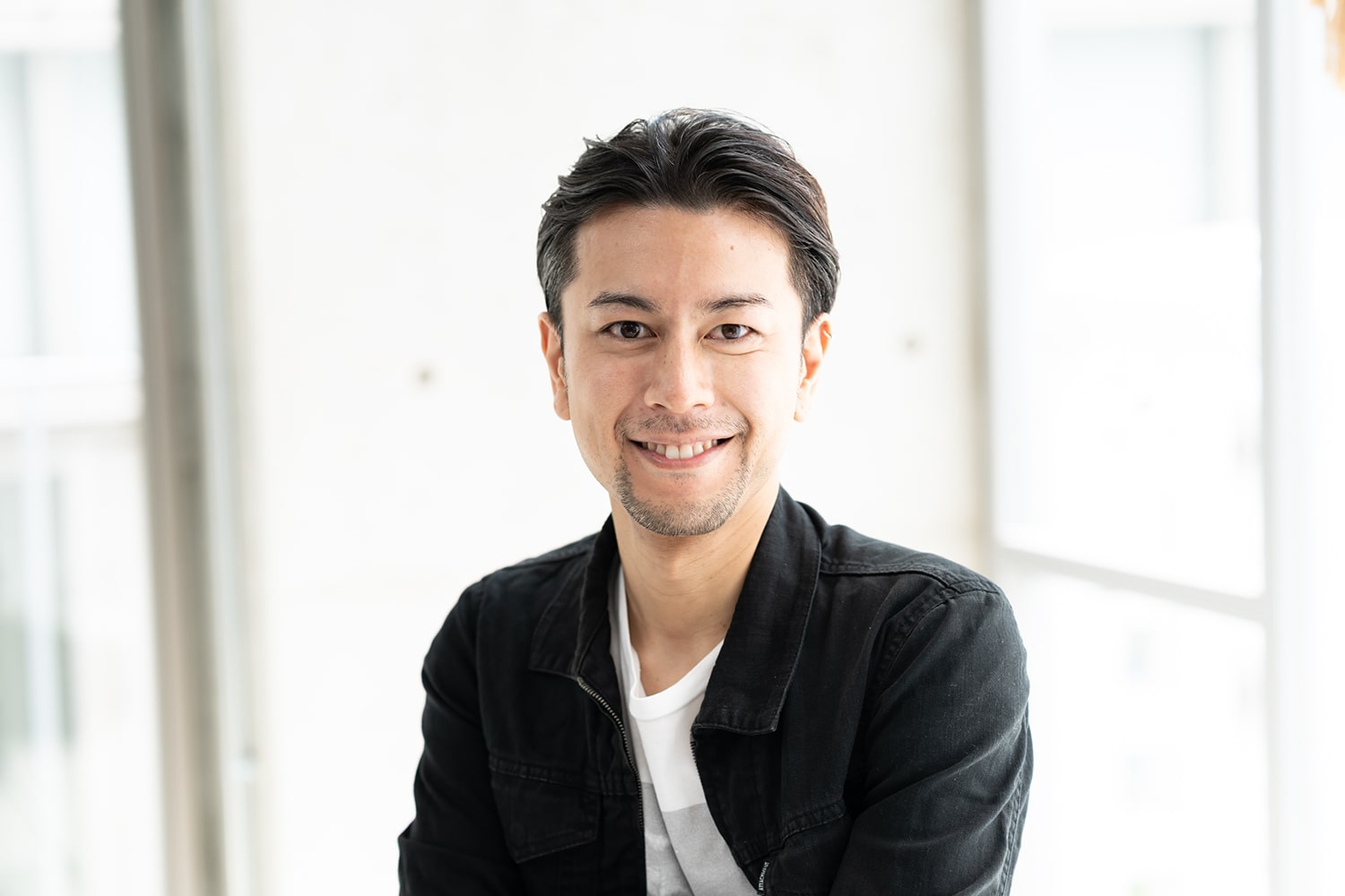ROIデザイナーの小西浩純さん。どんなに忙しくても毎日料理を欠かさないのだそう。「最近、圧力鍋を使うのが好き。夜中の12時から牛スジを使ったビーフシチューをつくったりしてます(笑)」
