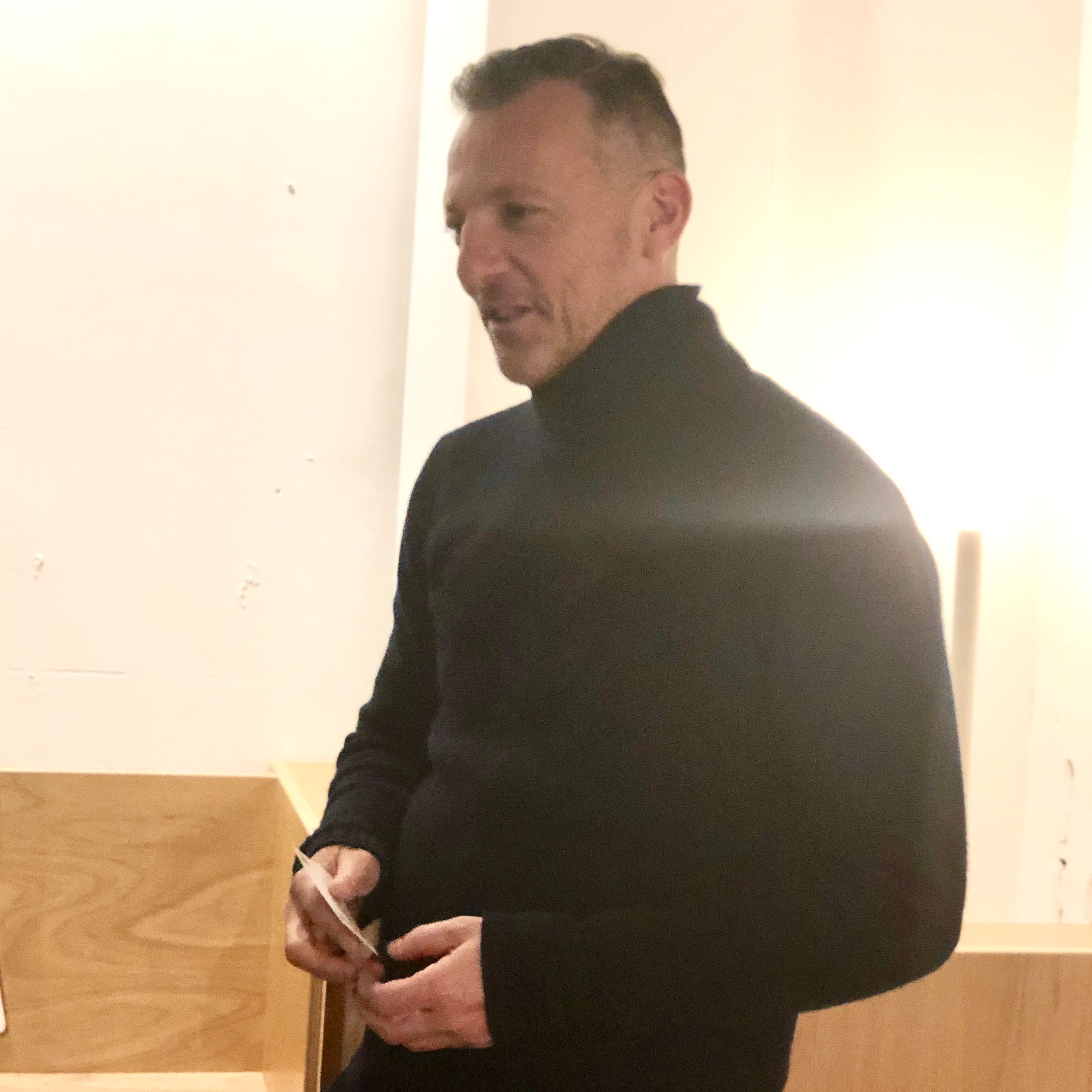 来日したオリヴィエ・サイヤール。パリ装飾美術館、ガリエラ宮などで山本耀司、クリスチャン・ラクロワ、アズディン・アライア、ジャンヌ・ランバンなどモード史に名を残すデザイナー展をキュレーションしてきた