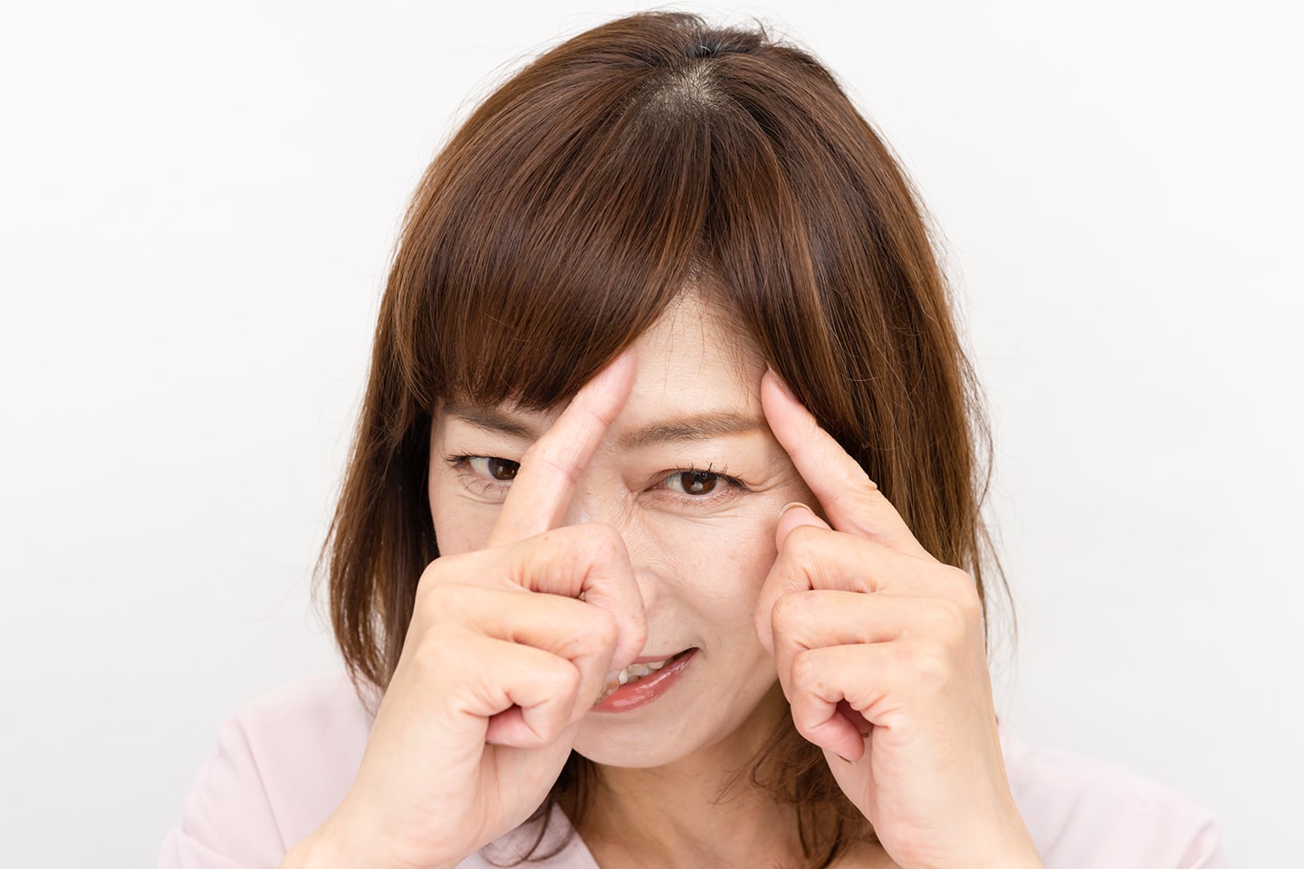 分け目は生え方のクセや毛流れに合わせてつくると割れにくくなる。