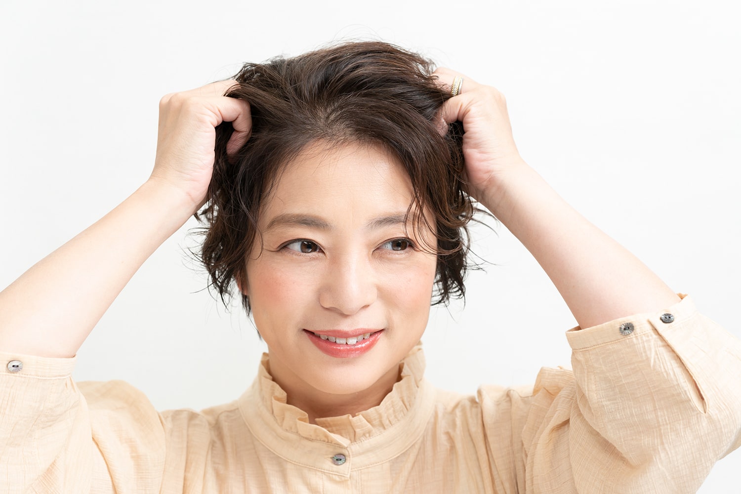 パーマを復活させるようにクシュクシュッと揉み込む。