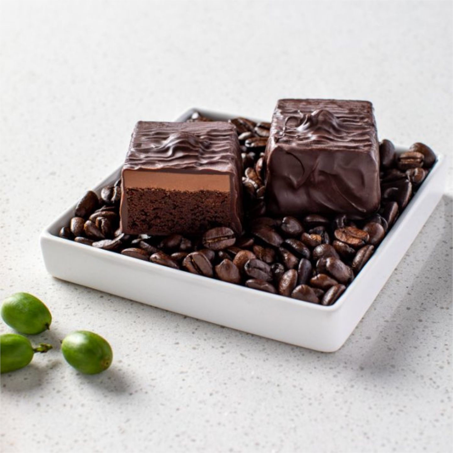 ダークチョコレートカバード・コーヒーブラウニー8個入りボックス オアフ島アラモアナ店$15.50、ハワイ島ヒロ店並びにオンライン、通販カタログ$14.50