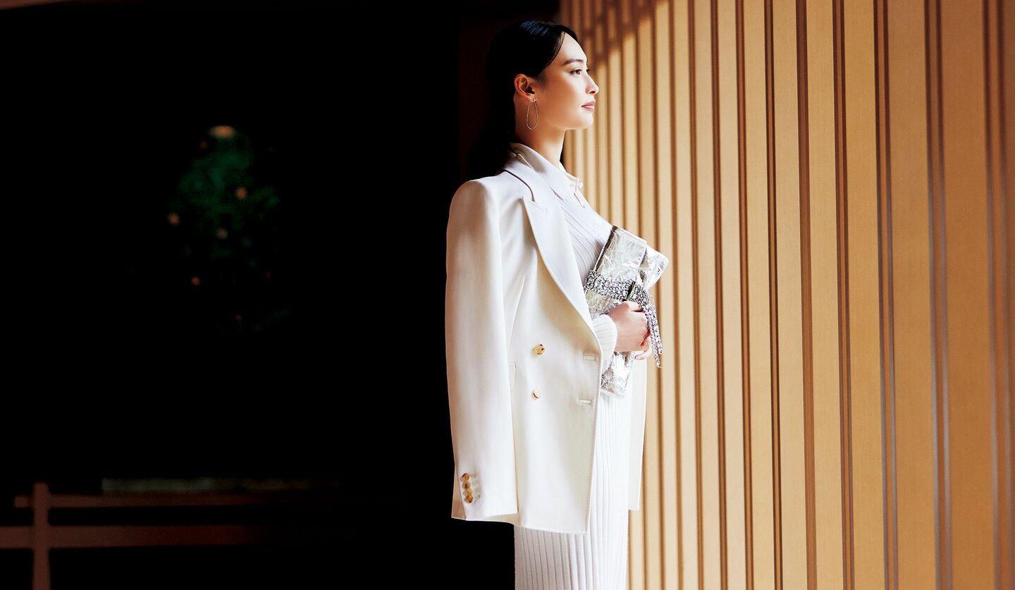 「ガブリエラ ハースト」のニットワンピースとジャケットを着用した大政 絢さん