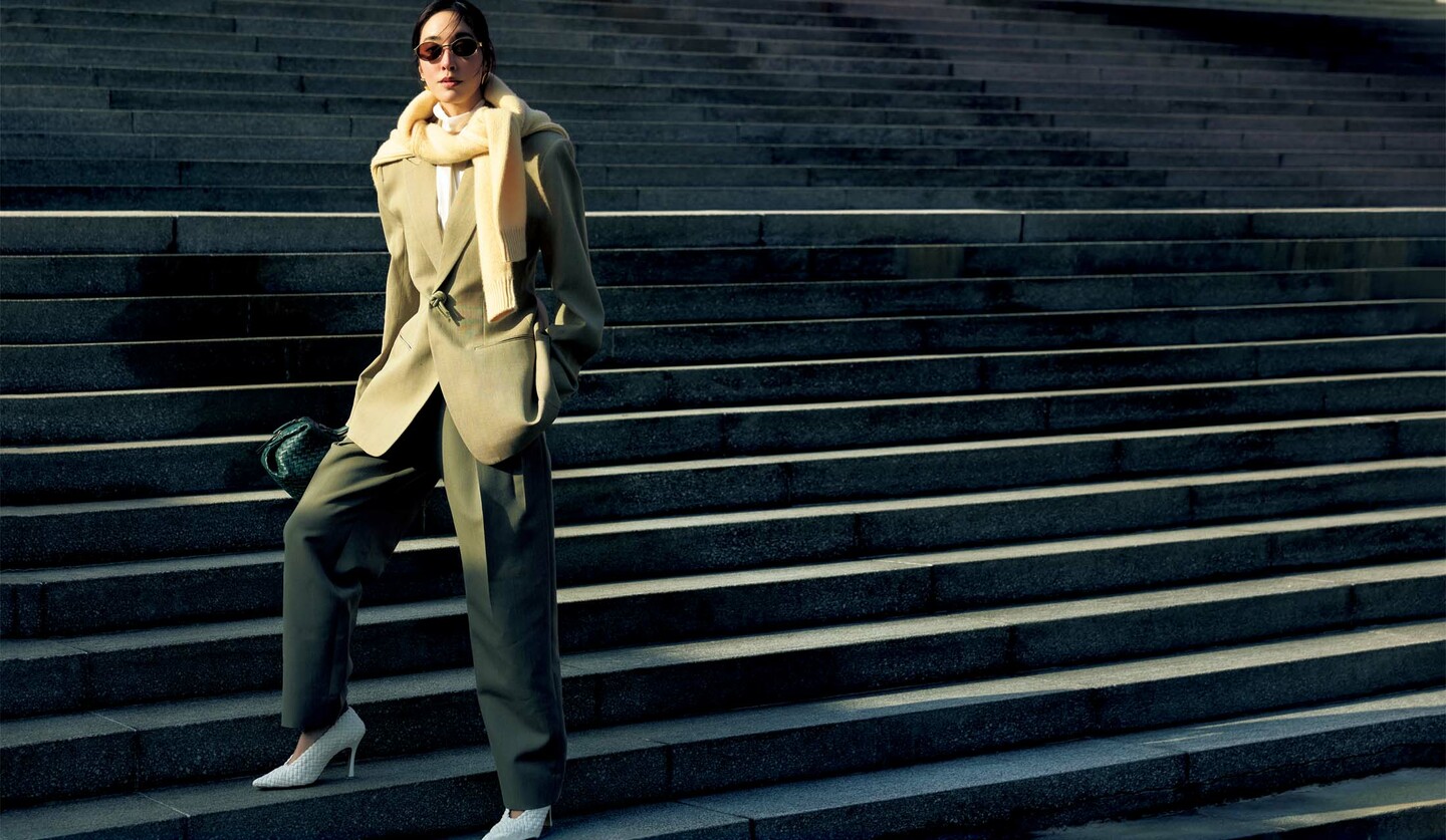 「ボッテガ・ヴェネタ」のジャケットを着用したモデルの立野リカさん