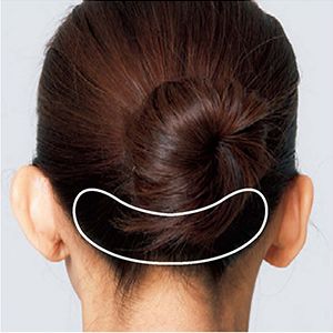 後頭部の頭蓋骨にあるくぼみ部分を中心に、中央から外側にかき出すように指を動かしてみて。