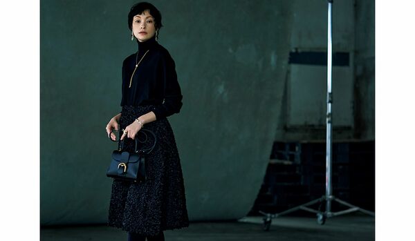 【スタイリスト・高橋リタさんの“黒タートル”着こなし術】Aラインスカートとフラット靴でタイムレスな装いに