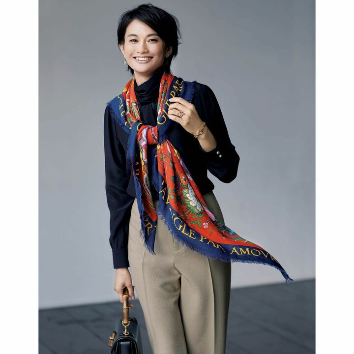 ストール［140×140㎝］・ブラウス・パンツ・ピアス・ブレスレット・リング・バッグ（グッチ ジャパン）　撮影／熊澤 透　BY ：『Precious11月号』小学館、2017年