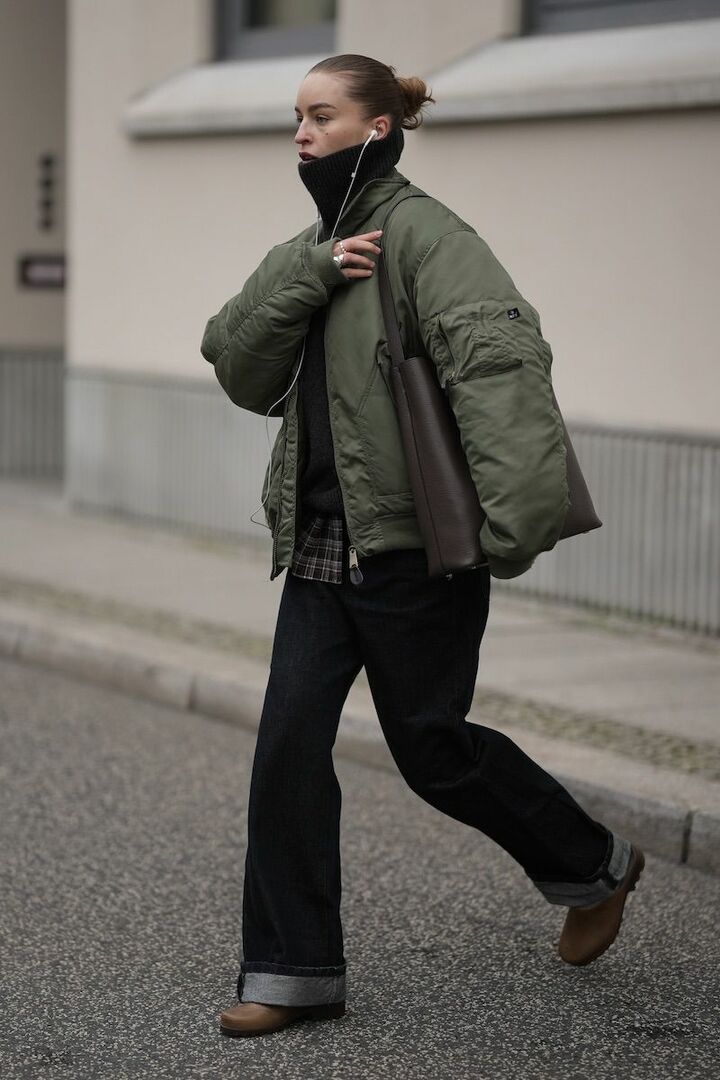 印象的なタートルニットを引き立てるべく、ヘアをすっきりまとめて。