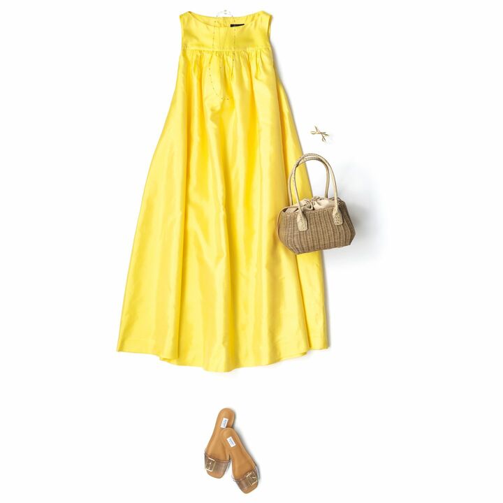 ワンピース￥250,000（ミカコ ナカムラ 南青山サロン〈MIKAKO NAKAMURA〉）　ネックレス［長］￥24,000・［短］￥58,000（showroom SESSION〈マリハ〉）　バングル￥21,000（HAUNT代官山／ゲストリスト〈フィリップ オーディベール〉）　バッグ￥41,000（ビームス 公式オンラインショップ〈カパフ〉）　靴￥27,000（アマン〈ペリーコ サニー〉）