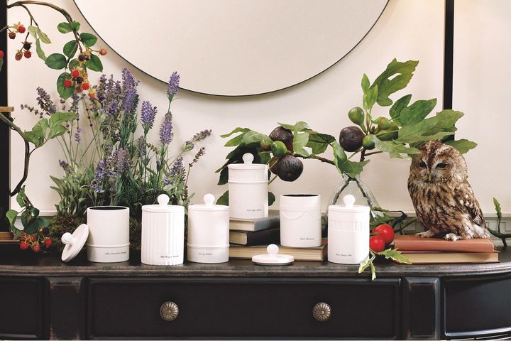 ［左から］「ライラックラベンダー ＆ ラベージ タウンハウス キャンドル」、「ワイルド ベリー ＆ ブランブル タウンハウス キャンドル」、「グローイング エンバーズ タウンハウス キャンドル」、「フレッシュ フィグ ＆ カシス タウンハウス キャンドル」、「パステル マカロン タウンハウス キャンドル」、「グリーン トマト バイン タウンハウス キャンドル」●各300g ￥16,830