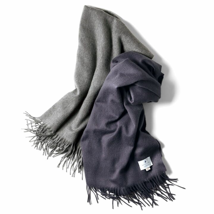 ストール［縦183×横73cm］各￥69,000（和光〈ベグ アンド コー〉）　[Precious2018年12月号307ページ] 　