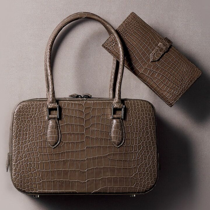 財布￥300,000・バッグ［縦18×横28×マチ10cm］￥600,000（和光〈和光〉）　[Precious2018年12月号302ページ] 　