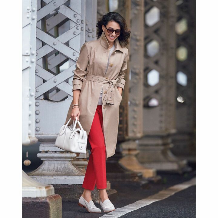 パンツ￥26,000（オンワード樫山〈ジョゼフ〉）、コート￥148,000（マッキントッシュ青山店〈マッキントッシュ〉）、ニット￥24,000（リーミルズ エージェンシー〈ジョン スメドレー〉）、サングラス￥26,000（プロポデザイン〈プロポ〉）、ピアス￥580,000・バングル［上］￥1,980,000・バングル［下］￥700,000（ティファニー・アンド・カンパニー・ジャパン・インク〈ティファニー〉）、バッグ￥236,000（トッズ・ジャパン〈トッズ〉）、靴￥141,000／オーダー価格（J.M. WESTON 青山店）