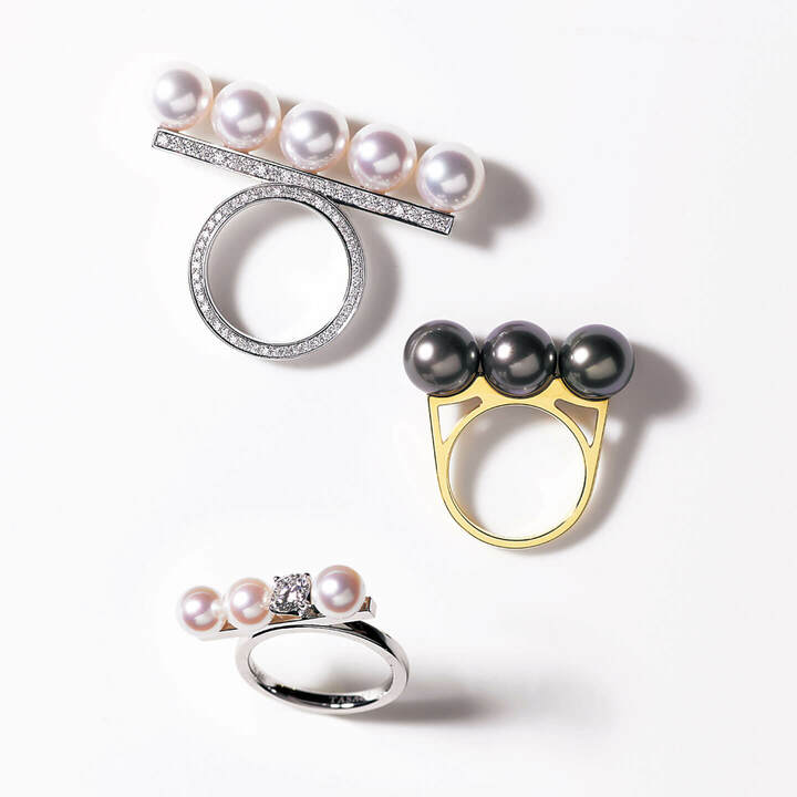 リング〈上から〉『バランス ダイヤモンド パヴェ』￥1,350,000［ホワイトゴールド×あこや真珠×ダイヤモンド］・『バランス エラ ブラック』￥239,000［イエローゴールド×南洋真珠 黒蝶］・『バランス ダイヤモンド ソロ』￥822,000［ホワイトゴールド×あこや真珠×ダイヤモンド］（TASAKI）