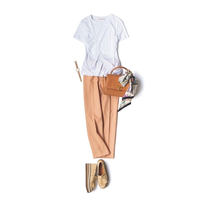 パンツ(Theory luxe)、ブラウス(ブラミンク)、サングラス(アイヴァン PR)、ベルト(アノア〈セミクチュール〉)、リング/大・小(ポメラートブティック 銀座店)、バッグ ,000(アクリスジャパン〈アクリス〉)、靴(トッズ・ジャパン) 撮影/佐藤 彩 BY:『Precious9月号』小学館、2020年