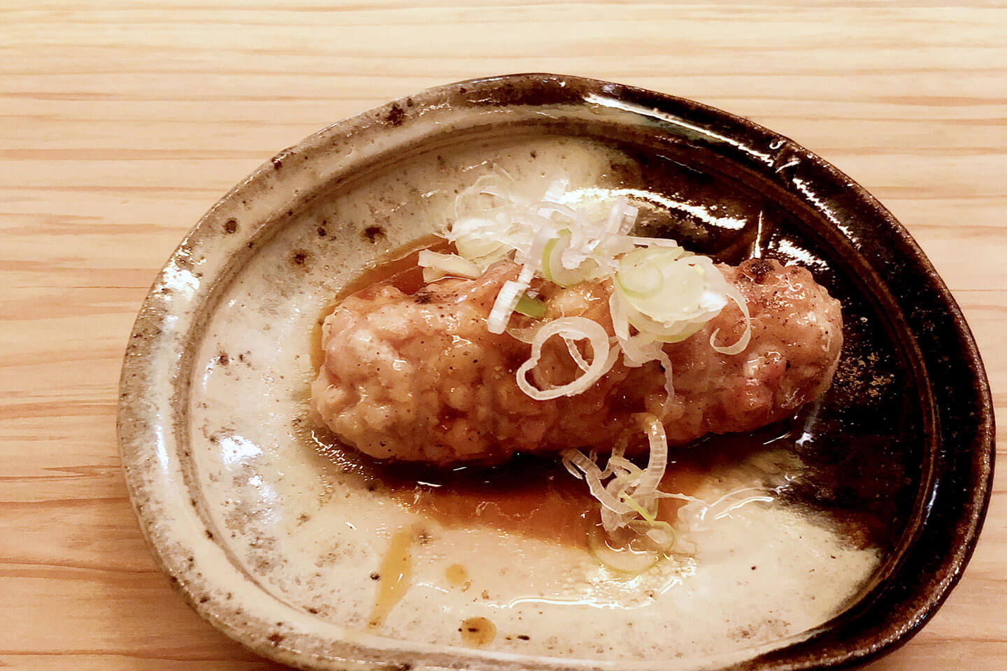 鶏肉の旨味がギュッと詰まった「だんご」。もはや串モノでもない一品料理