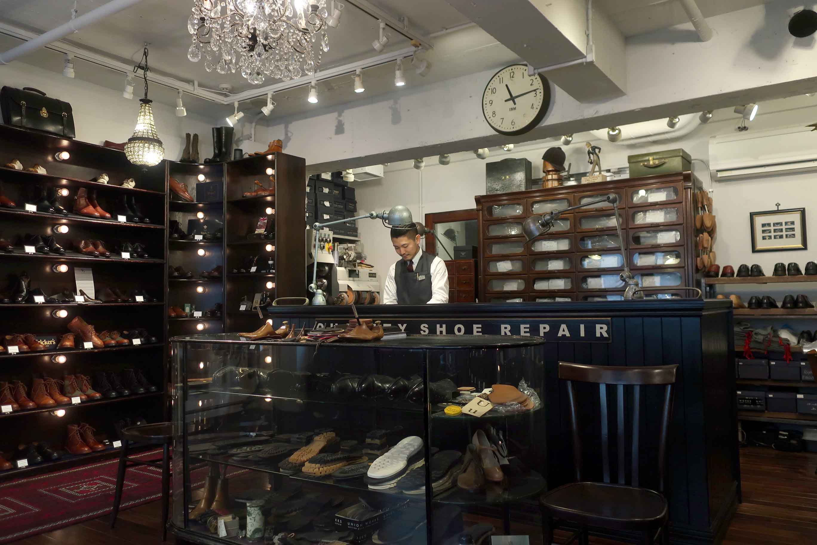 以前の青山店よりもずいぶん広くなった新青山店の店内。修理のほかに各種の靴も展開されていて、コバ幅などを独自仕様にした『トリッカーズ』のカントリーブーツ/シューズのほか、最近パターンオーダーの受注も開始した『ガジアーノ&ガーリング』、乗馬靴で知られる『シュナイダー・ブーツ』など、独自の視点で選ばれた英国靴が並べられている。