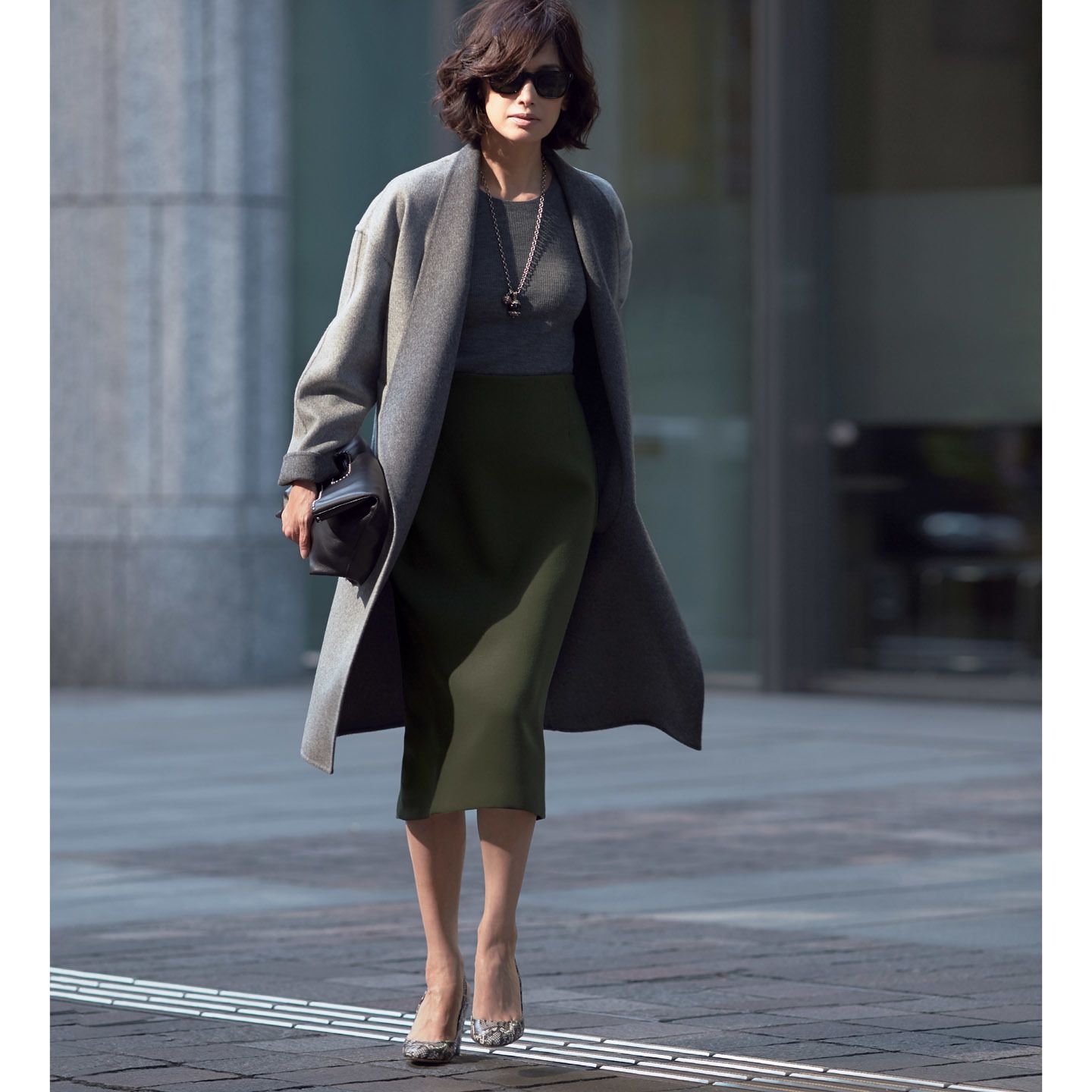 コート(三崎商事〈マロ〉)、ニット(Theory luxe)、スカート(アノア〈リビアナ・コンティ〉)、サングラス(モスコット トウキョウ)、ネックレス(チェルキ〈アトリエ・オーラフォ〉)、バッグ(J&M デヴィッドソン 青山店)、靴(セルジオ ロッシ)