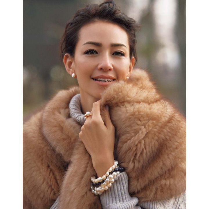 ニット(スローン)、ストール(CHIE IMAI)、ピアス・リング・ブレスレット(TASAKI〈M/G TASAKI〉) 撮影/生田昌士(hannah) BY:『Precious2月号』小学館、2019年