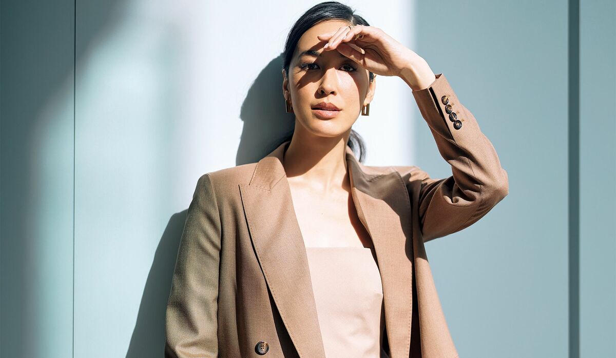 マックスマーラ」のオーバーサイズジャケット×ベアワンピースで