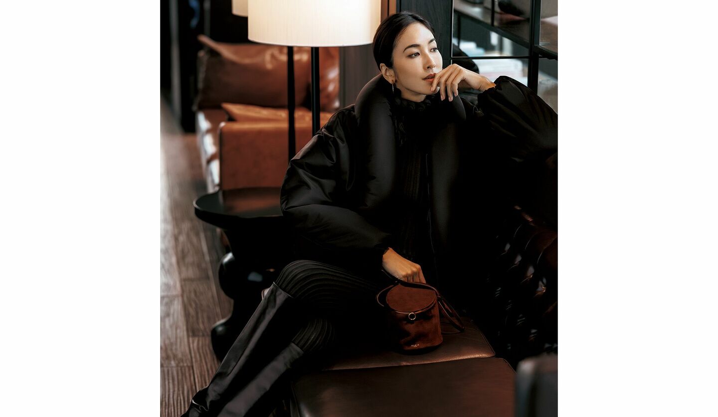 アライアのダウンを着用したモデル